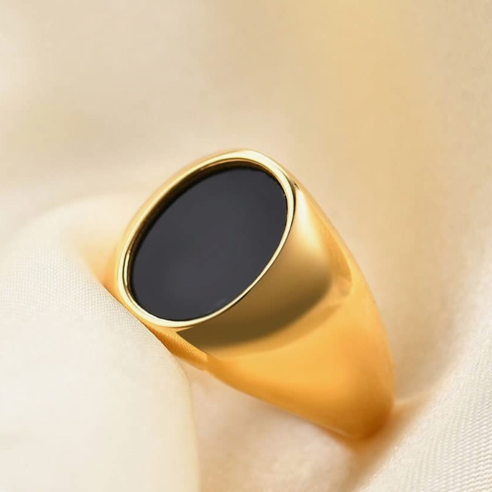 Ring color Gold and black stone